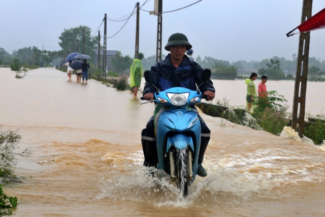 Nước tràn đê bao, dân ngoại thành Hà Nội hối hả chạy lũ- Ảnh 9. Nước tràn đê bao, dân ngoại thành Hà Nội hối hả chạy lũ- Ảnh 9.