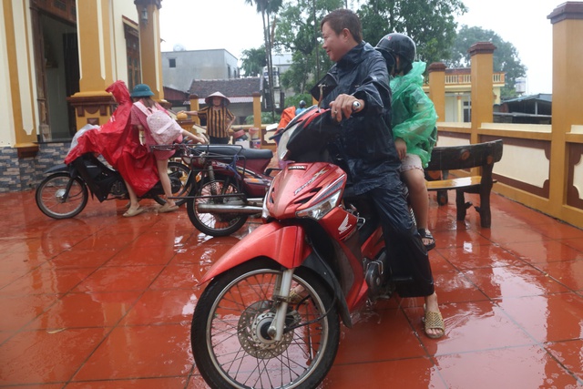Nước tràn đê bao, dân ngoại thành Hà Nội hối hả chạy lũ- Ảnh 6. Nước tràn đê bao, dân ngoại thành Hà Nội hối hả chạy lũ- Ảnh 6.