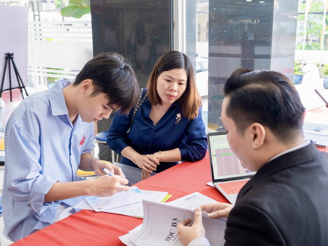 Trường đại học rộn ràng đón tân sinh viên nhập học - Ảnh 1.