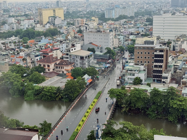 Thời tiết TP.HCM sắp mưa giông dồn dập: Người dân cần lưu ý ngay điều này - Ảnh 2.