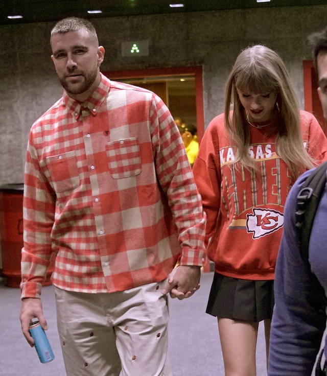 

Travis Kelce bằng tuổi Taylor Swift, sở hữu chiều cao 1,96 m đồng thời có sự nghiệp thành công không thua kém bạn gái. Anh là ngôi sao bóng bầu dục đắt giá của đội Kansas City Chiefs, được đánh giá là một trong những cầu thủ biên vĩ đại nhất trong lịch sử  
