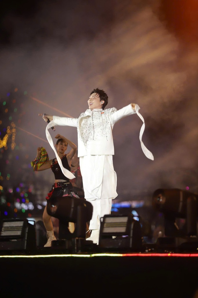 4,2 tỉ đồng từ concert 'Việt Nam trong tôi' gửi đến bà con vùng lũ- Ảnh 6. 4,2 tỉ đồng từ concert 'Việt Nam trong tôi' gửi đến bà con vùng lũ - Ảnh 5.