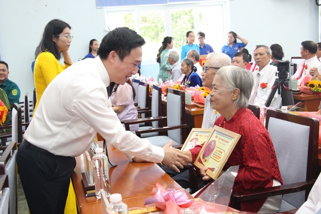 TP.HCM trao Huy hiệu Đảng đến 64 đảng viên phường Thủ Đức- Ảnh 1. TP.HCM trao Huy hiệu Đảng đến 64 đảng viên phường Thủ Đức- Ảnh 1.