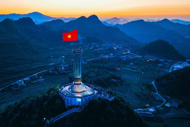 Hai cột cờ trên hai đầu Tây - Bắc- Ảnh 1.