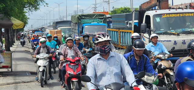 Ô tô lật ngửa trên dốc cầu Bình Thuận, gia đình 4 người may mắn thoát nạn- Ảnh 2.