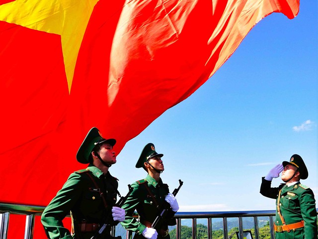 Hai cột cờ trên hai đầu Tây - Bắc- Ảnh 2.