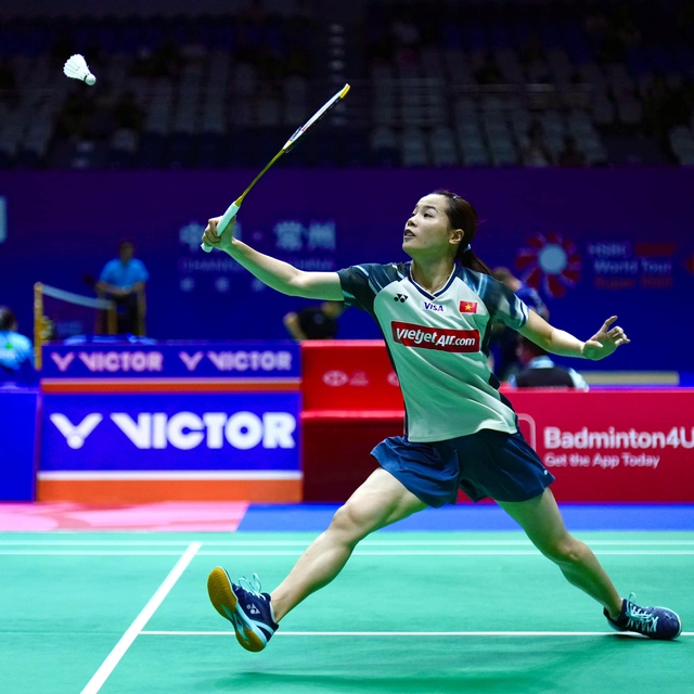 Tay vợt Trung Quốc quá mạnh, ghi 15 điểm liên tiếp đánh bại Nguyễn Thùy Linh- Ảnh 1.