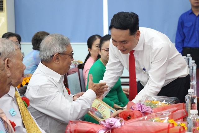 TP.HCM trao Huy hiệu Đảng đến 64 đảng viên phường Thủ Đức- Ảnh 2. TP.HCM trao Huy hiệu Đảng đến 64 đảng viên phường Thủ Đức- Ảnh 2.