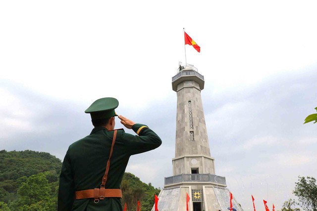 Hai cột cờ trên hai đầu Tây - Bắc- Ảnh 5.