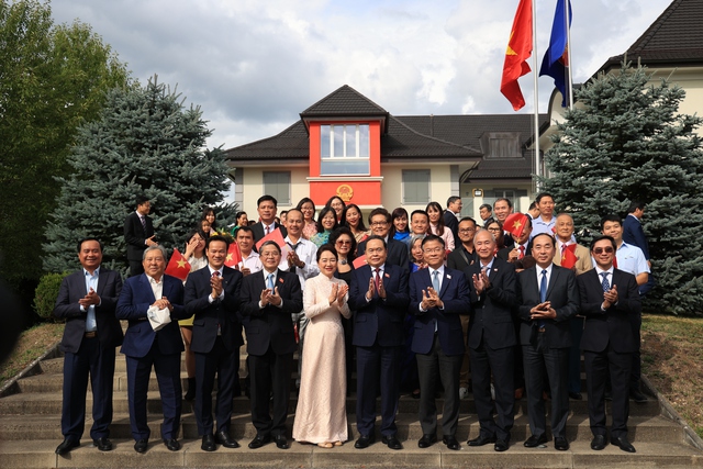 Dưới m&aacute;i nh&agrave; sứ qu&aacute;n- Ảnh 1.