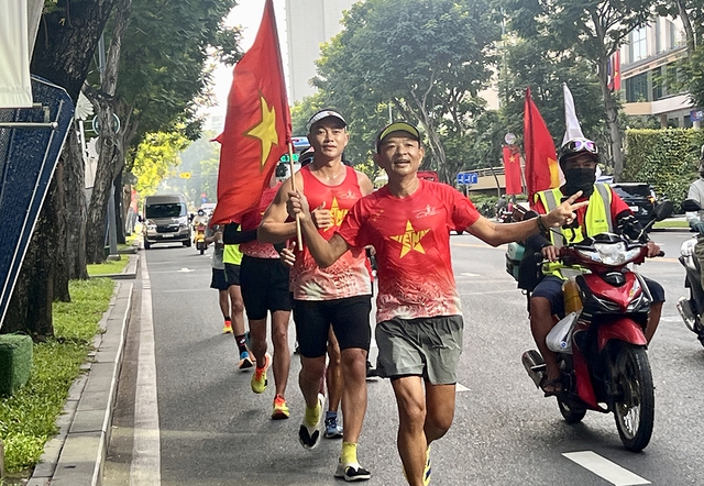 Nhà báo Nguyễn Tấn Cư chạy bộ 800 km mừng Quốc khánh 2 . 9 Đầy cảm hứng - Ảnh 1. Nhà báo Nguyễn Tấn Cư chạy bộ 800 km mừng Quốc khánh 2 . 9 Đầy cảm hứng - Ảnh 1.