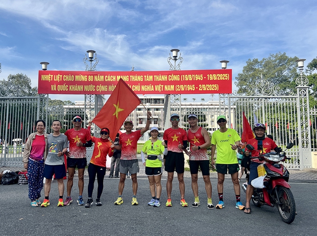 Nhà báo Nguyễn Tấn Cư chạy bộ 800 km mừng Quốc khánh 2 . 9 Đầy cảm hứng - Ảnh 2. Nhà báo Nguyễn Tấn Cư chạy bộ 800 km mừng Quốc khánh 2 . 9 Đầy cảm hứng - Ảnh 2.