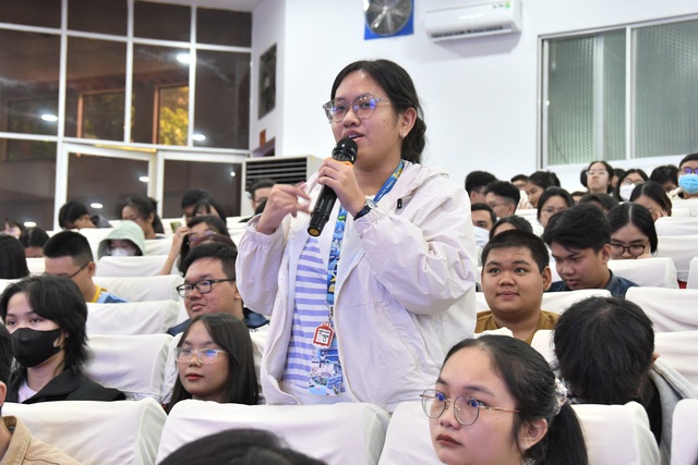 

Sinh viên đặt nhiều câu hỏi về cách phòng tránh tội phạm công nghệ cao  