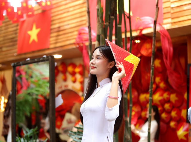 Giới trẻ Cần Thơ rạng rỡ dưới cờ đỏ sao vàng mừng Tết Độc lập - Ảnh 3.