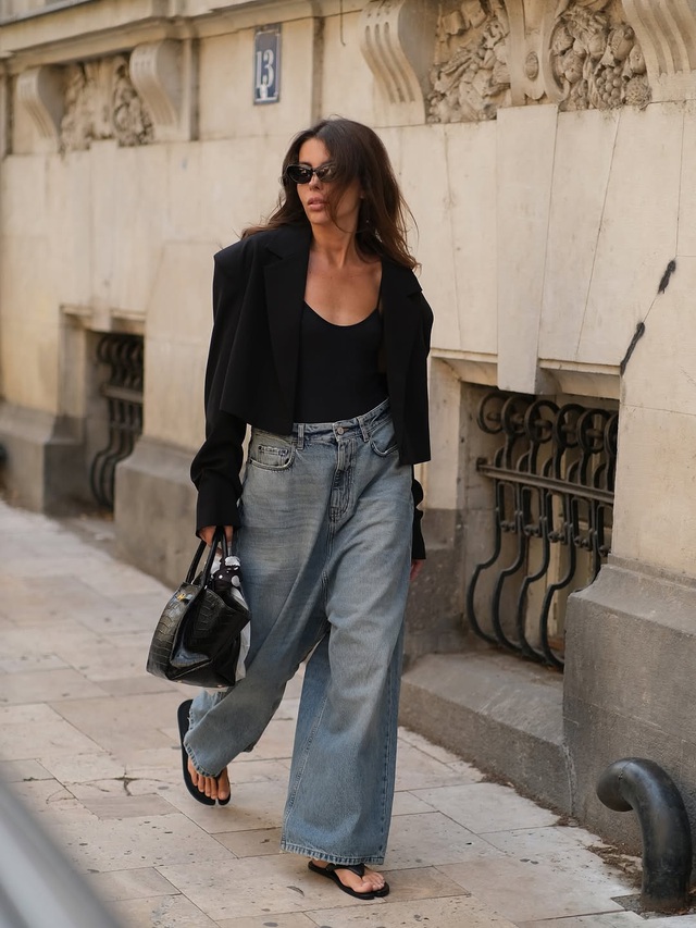 Những chiếc áo khoác giao mùa đẹp nhất khi diện cùng quần jeans xanh- Ảnh 5.