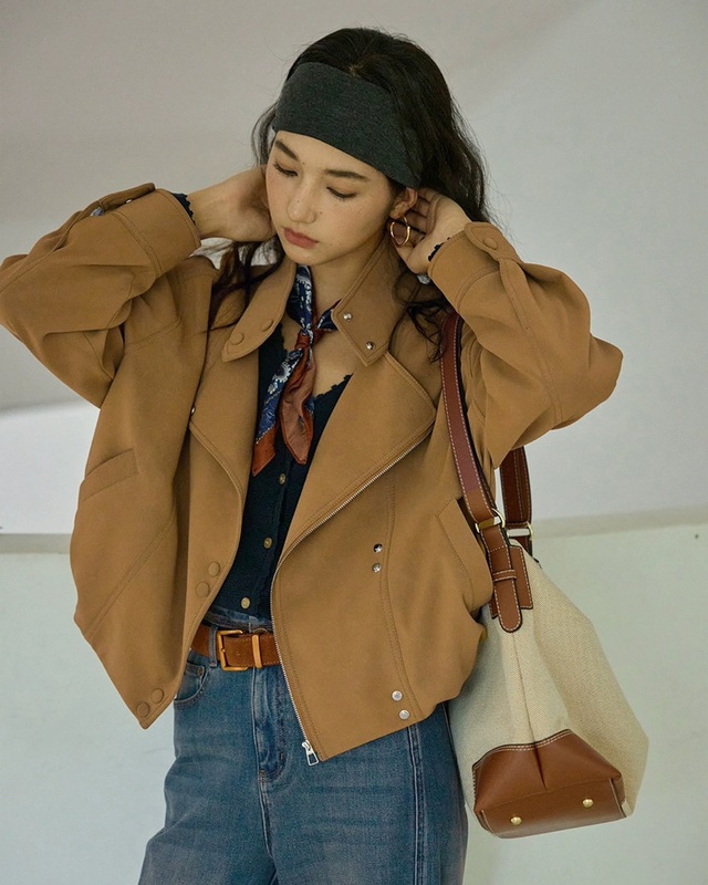 Những chiếc áo khoác giao mùa đẹp nhất khi diện cùng quần jeans xanh- Ảnh 4.