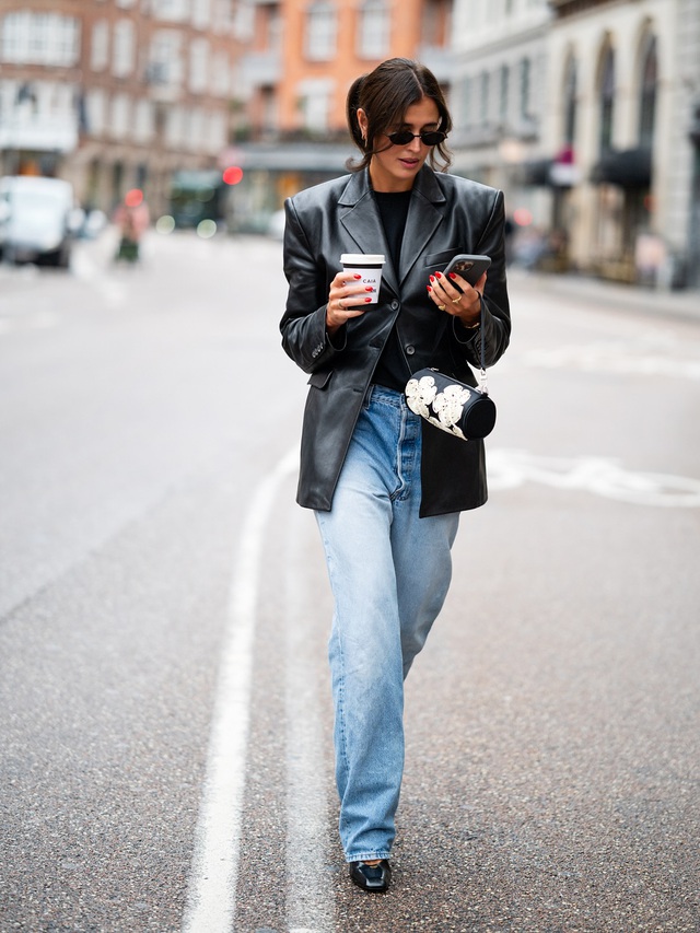 Những chiếc áo khoác giao mùa đẹp nhất khi diện cùng quần jeans xanh- Ảnh 8.