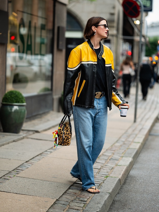 Những chiếc áo khoác giao mùa đẹp nhất khi diện cùng quần jeans xanh- Ảnh 6.