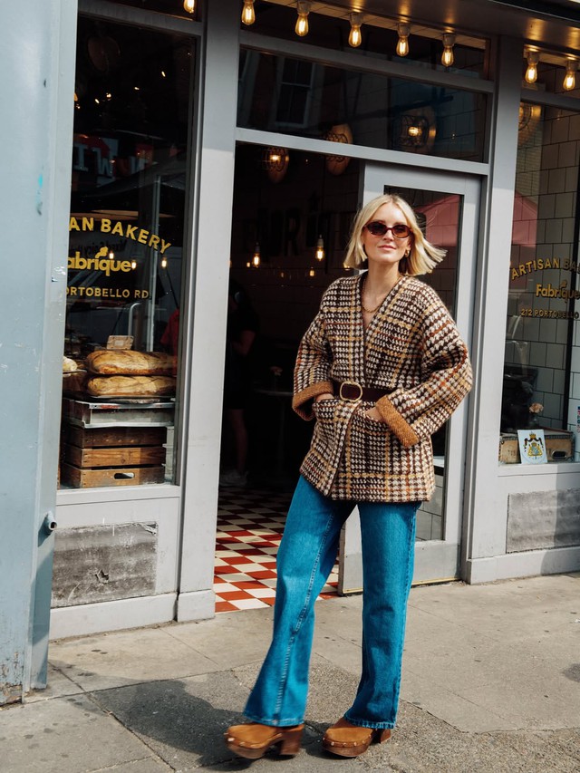 Những chiếc áo khoác giao mùa đẹp nhất khi diện cùng quần jeans xanh- Ảnh 9.