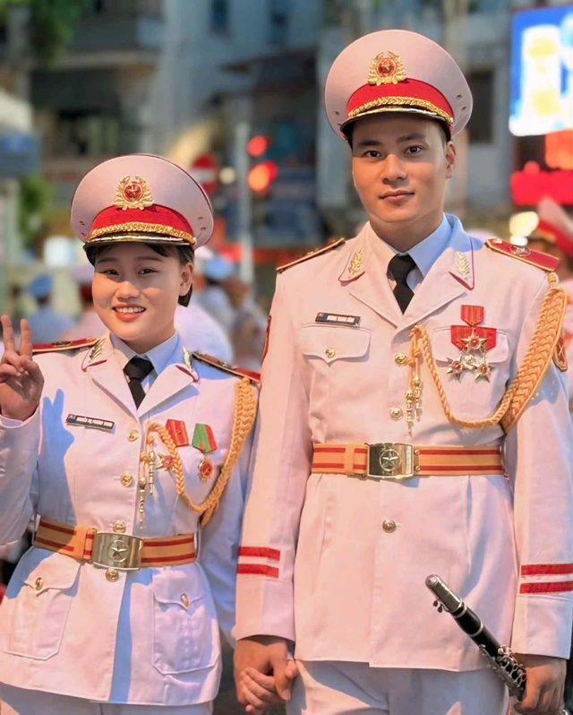 Khoảnh khắc xúc động của vợ chồng quân nhân trong lễ diễu binh gây sốt - Ảnh 2. Khoảnh khắc xúc động của vợ chồng quân nhân trong lễ diễu binh gây sốt - Ảnh 2.