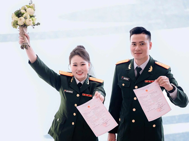 Khoảnh khắc xúc động của vợ chồng quân nhân trong lễ diễu binh gây sốt - Ảnh 3. Khoảnh khắc xúc động của vợ chồng quân nhân trong lễ diễu binh gây sốt - Ảnh 3.