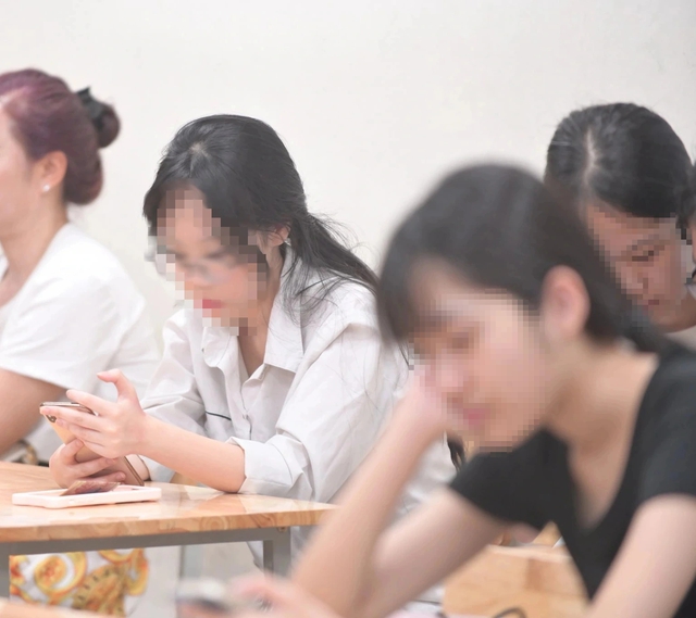 Hà Nội quản chặt việc học sinh sử dụng điện thoại trong trường - Ảnh 1.