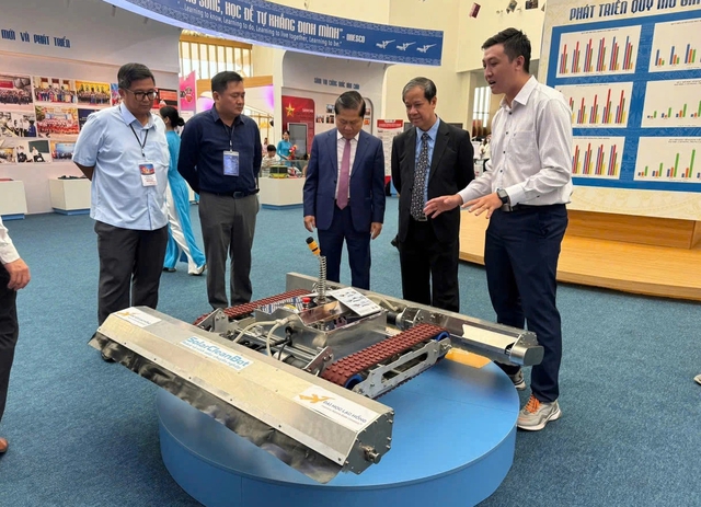 Robot vệ sinh pin năng lượng mặt trời tại triển lãm A80 - Ảnh 1.