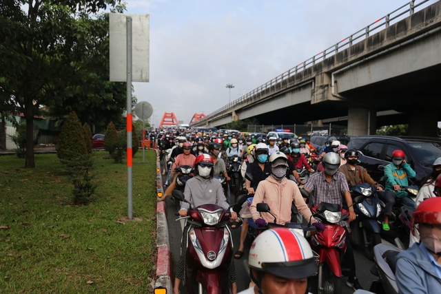 Cấm ô tô cầu Bình Triệu 1, người dân TP.HCM đi lối nào tránh kẹt xe? - Ảnh 2.