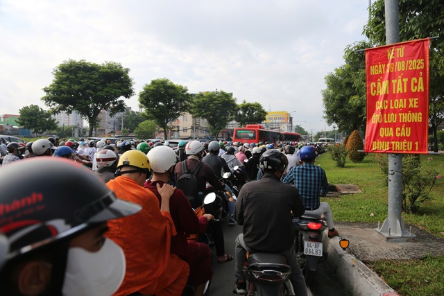 Cấm ô tô cầu Bình Triệu 1, người dân TP.HCM đi lối nào tránh kẹt xe? - Ảnh 1.