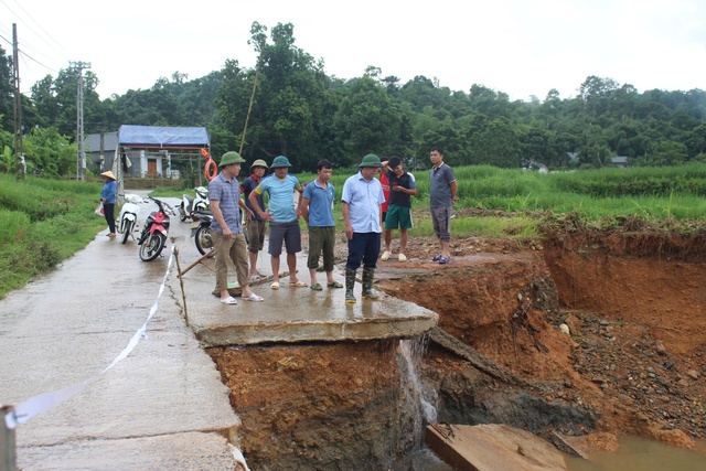Lũ lớn xé toạc đập tràn , hàng trăm người dân gặp khó khăn tại Mật Thành - Ảnh 2. Lũ lớn xé toạc đập tràn , hàng trăm người dân gặp khó khăn tại Mật Thành - Ảnh 2.