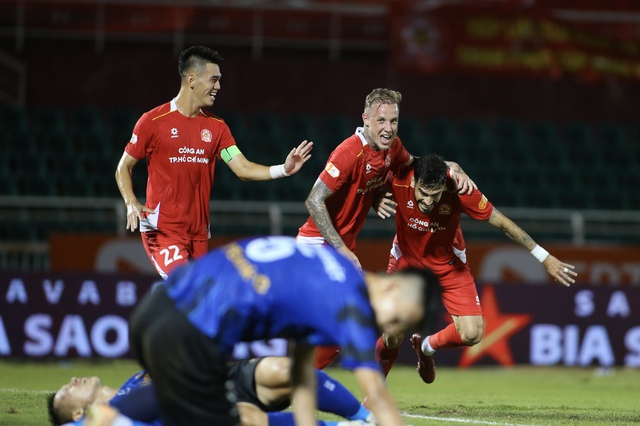 Thủ môn Trung Kiên 'hết phép', HAGL gục ngã trước CLB Công an TP.HCM trong trận thủy chiến- Ảnh 3. Thủ môn Trung Kiên 'hết phép', HAGL gục ngã trước CLB Công an TP.HCM trong trận thủy chiến- Ảnh 3.