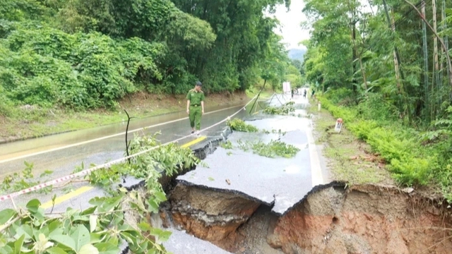 Lũ lớn xé toạc đập tràn , hàng trăm người dân gặp khó khăn tại Mật Thành - Ảnh 3. Lũ lớn xé toạc đập tràn , hàng trăm người dân gặp khó khăn tại Mật Thành - Ảnh 3.