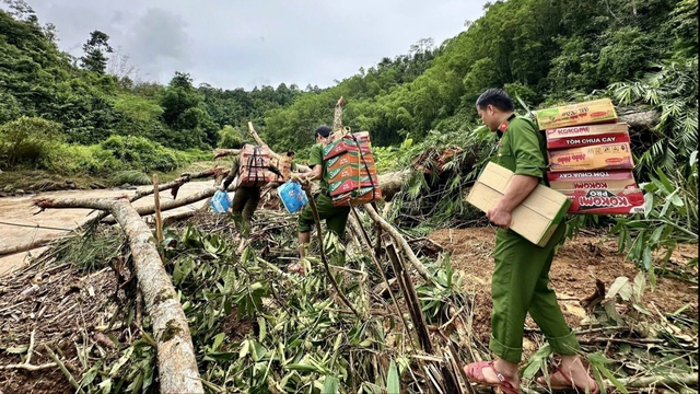 Công an cõng mì tôm cứu trợ dân cô lập tại bản Pa , xã Tam Thanh - Ảnh 1. Công an cõng mì tôm cứu trợ dân cô lập tại bản Pa , xã Tam Thanh - Ảnh 1.