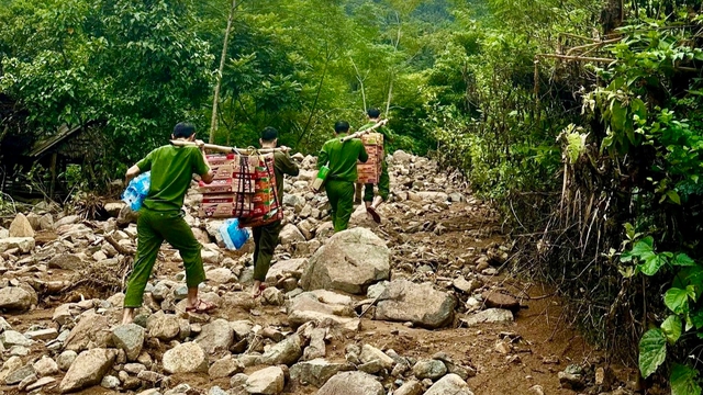 Công an cõng mì tôm cứu trợ dân cô lập tại bản Pa , xã Tam Thanh - Ảnh 2. Công an cõng mì tôm cứu trợ dân cô lập tại bản Pa , xã Tam Thanh - Ảnh 2.