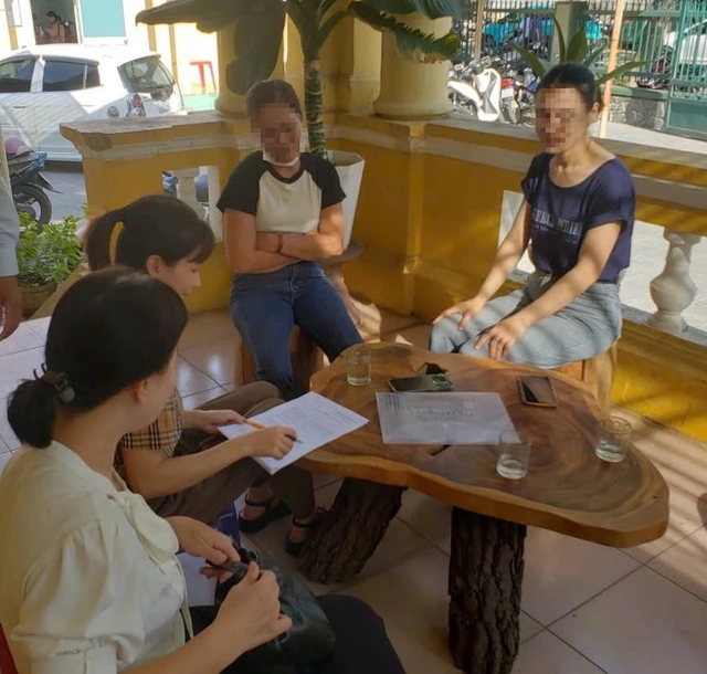 Quán vỉa hè rửa tô 'thần tốc' khiến dân mạng rùng mình: Xử phạt 2 triệu đồng- Ảnh 1. Quán vỉa hè rửa tô 'thần tốc' khiến dân mạng rùng mình: Xử phạt 2 triệu đồng- Ảnh 1.