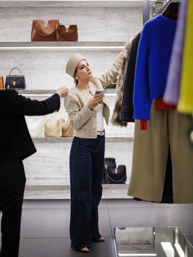 Những chiếc áo khoác giao mùa đẹp nhất khi diện cùng quần jeans xanh- Ảnh 2.