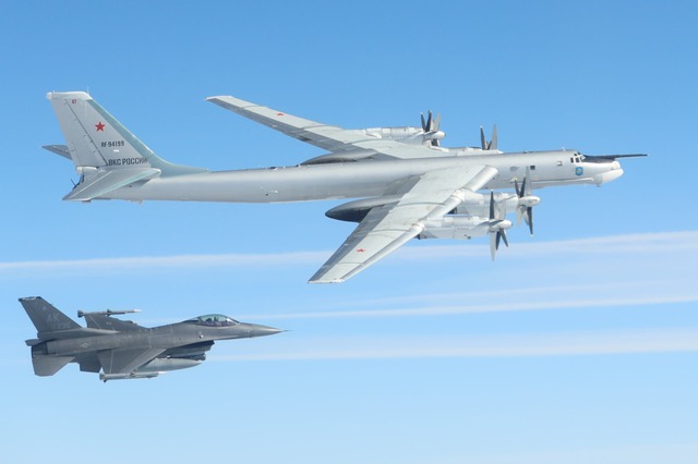 Máy bay do thám Nga xuất hiện nhiều bất thường gần Alaska, NORAD điều F-16 ngăn chặn - Ảnh 1.