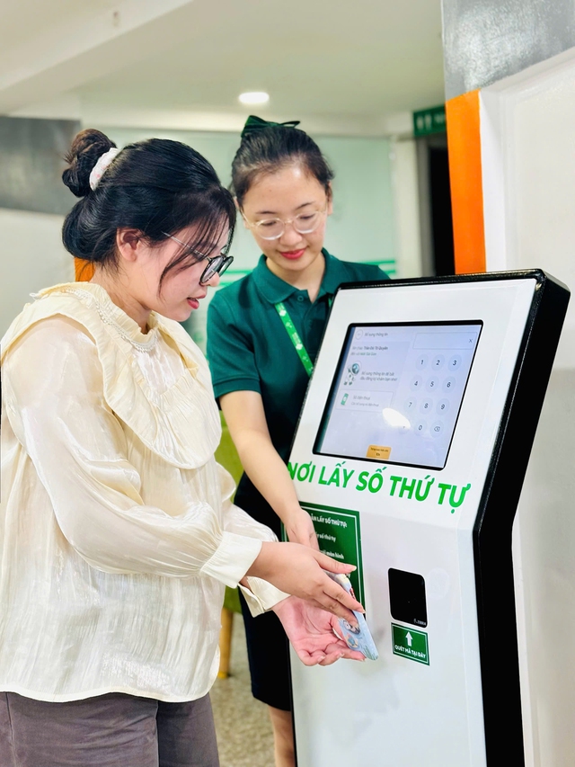 19 năm Mắt Sài Gòn Cách Mạng Tháng Tám đổi mới liên tục vì đôi mắt Việt - Ảnh 2. 19 năm Bệnh viện Mắt Sài Gòn Cách Mạng Tháng Tám: Đổi mới liên tục vì đôi mắt Việt - Ảnh 2.