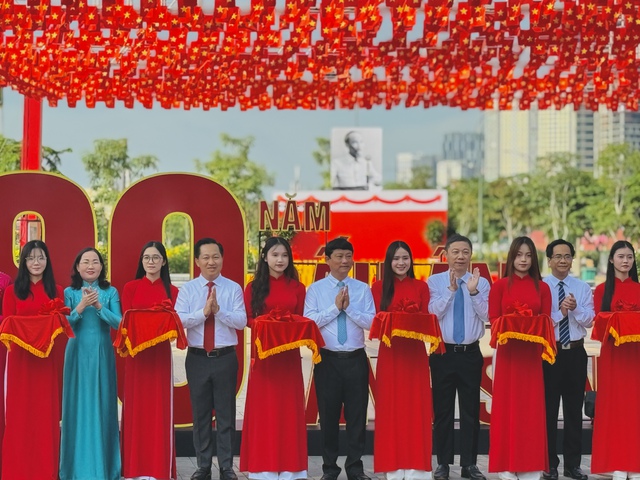 Triển lãm '80 năm - dấu ấn vàng son' ở công viên bờ sông Sài Gòn- Ảnh 1. Triển lãm '80 năm - dấu ấn vàng son' ở công viên bờ sông Sài Gòn- Ảnh 1.