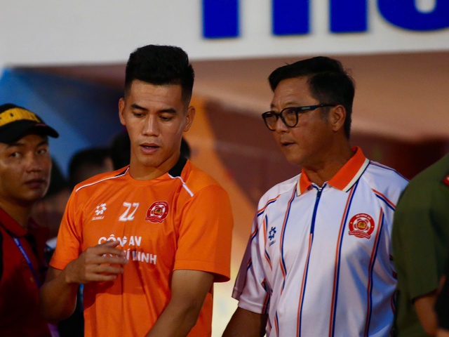 HLV HAGL chỉ mong hòa mà còn không được, HLV Lê Huỳnh Đức nói điều cực sốc về Tiến Linh- Ảnh 1. HLV HAGL chỉ mong hòa mà còn không được, HLV Lê Huỳnh Đức nói điều cực sốc về Tiến Linh- Ảnh 1.