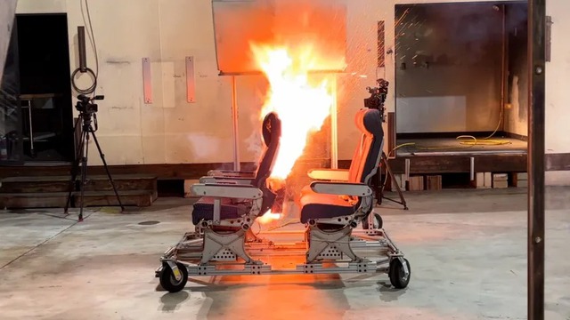 Điều g&igrave; xảy ra khi pin m&aacute;y t&iacute;nh, điện thoại&hellip; tr&ecirc;n m&aacute;y bay bốc kh&oacute;i v&agrave; ch&aacute;y? - Ảnh 1.