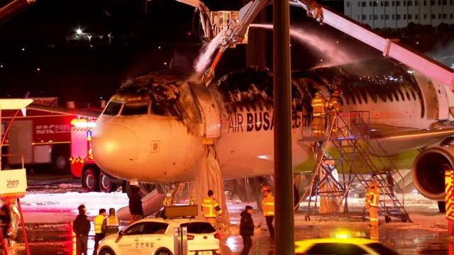 Điều g&igrave; xảy ra khi pin m&aacute;y t&iacute;nh, điện thoại&hellip; tr&ecirc;n m&aacute;y bay bốc kh&oacute;i v&agrave; ch&aacute;y? - Ảnh 2.