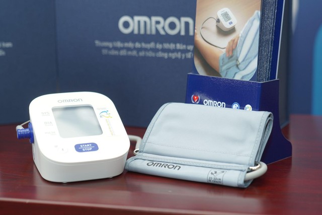 OMRON Healthcare trao tặng 2.000 thiết bị hiện đại hỗ trợ tầm so&aacute;t sức khỏe tim mạch- Ảnh 2.