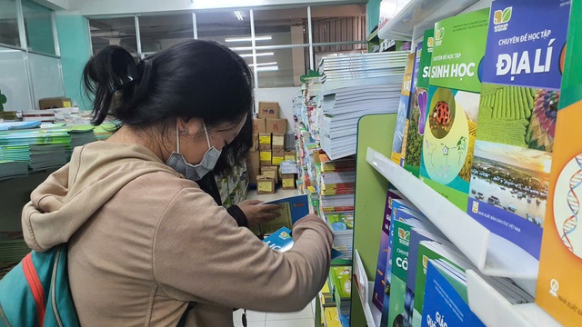 Phân biệt sách giáo khoa thật - giả thế nào? - Ảnh 1.