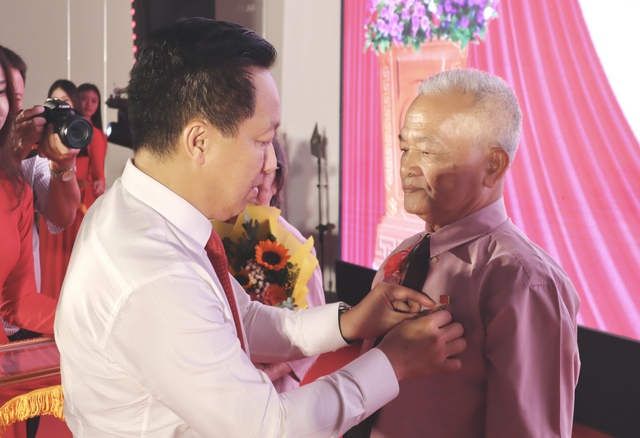 Triển lãm '80 năm - dấu ấn vàng son' ở công viên bờ sông Sài Gòn- Ảnh 4. Triển lãm '80 năm - dấu ấn vàng son' ở công viên bờ sông Sài Gòn- Ảnh 4.