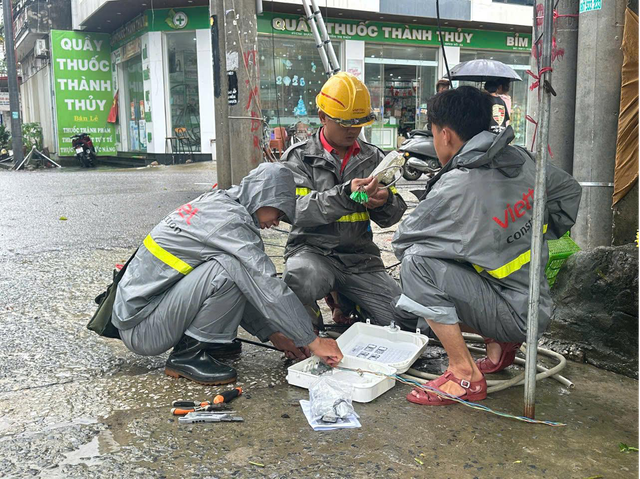 Người Viettel trắng đ&ecirc;m khắc phục sự cố, giữ th&ocirc;ng tin li&ecirc;n lạc cho kh&aacute;ch h&agrave;ng - Ảnh 1.