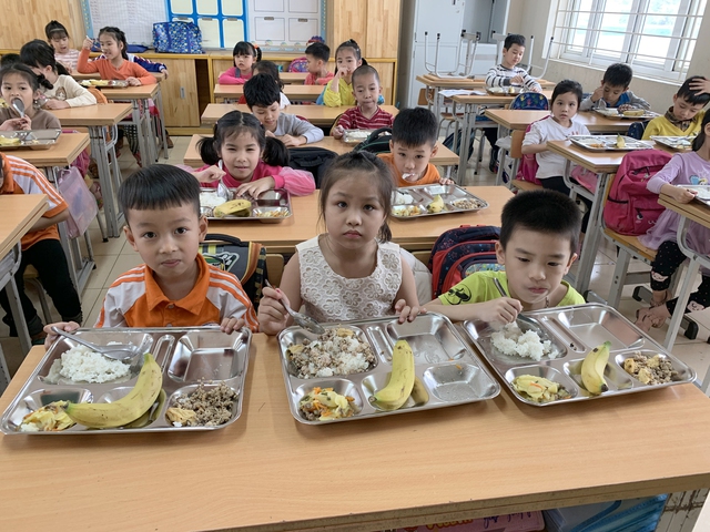 Hỗ trợ bữa ăn bán trú, phụ huynh giảm "quyền" giám sát? - Ảnh 1.