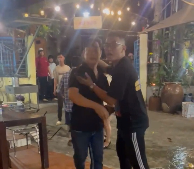 TP.HCM: Nhóm người xông vào đập phá quán ăn, tấn công khách hàng- Ảnh 1. TP.HCM: Nhóm người xông vào đập phá quán ăn, tấn công khách hàng- Ảnh 1.