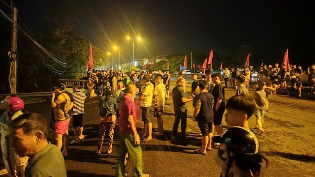 Khám xét nhà doanh nhân Cao Tiến Đoan: Hàng trăm người dân hiếu kỳ theo dõi - Ảnh 4. Khám xét nhà doanh nhân Cao Tiến Đoan: Hàng trăm người dân hiếu kỳ theo dõi - Ảnh 4.