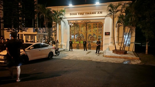 Khám xét nhà doanh nhân Cao Tiến Đoan: Hàng trăm người dân hiếu kỳ theo dõi - Ảnh 3. Khám xét nhà doanh nhân Cao Tiến Đoan: Hàng trăm người dân hiếu kỳ theo dõi - Ảnh 3.